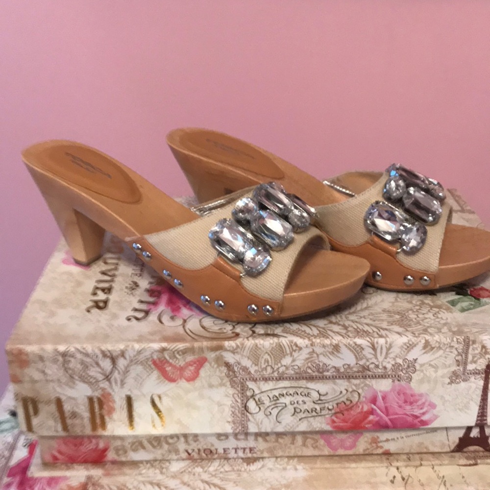 Sandals - Picture 2 of 4